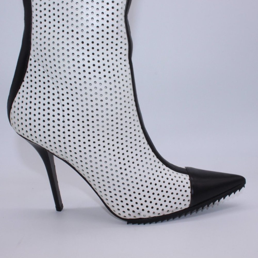 Michael Kors Abigail White/Black Leather Boot Size 40 One Boot Only Not A Pair - Picture 6 of 10